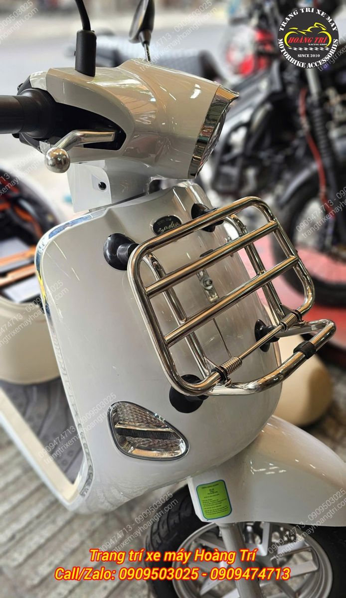 Cận cảnh baga trước Yadea Osta inox sáng, chắc chắn, hỗ trợ chở đồ tiện lợi hơn