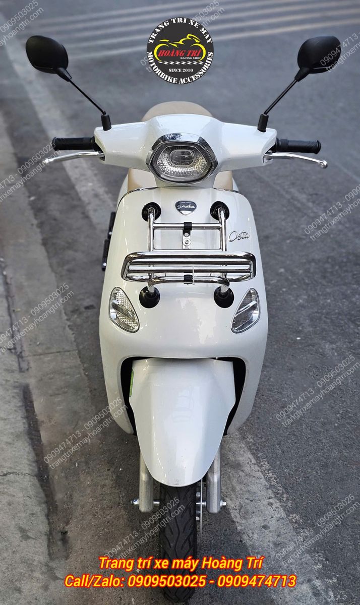 Góc trực diện baga trước inox sáng bóng, hỗ trợ chở đồ nhỏ gọn khi di chuyển trong phố