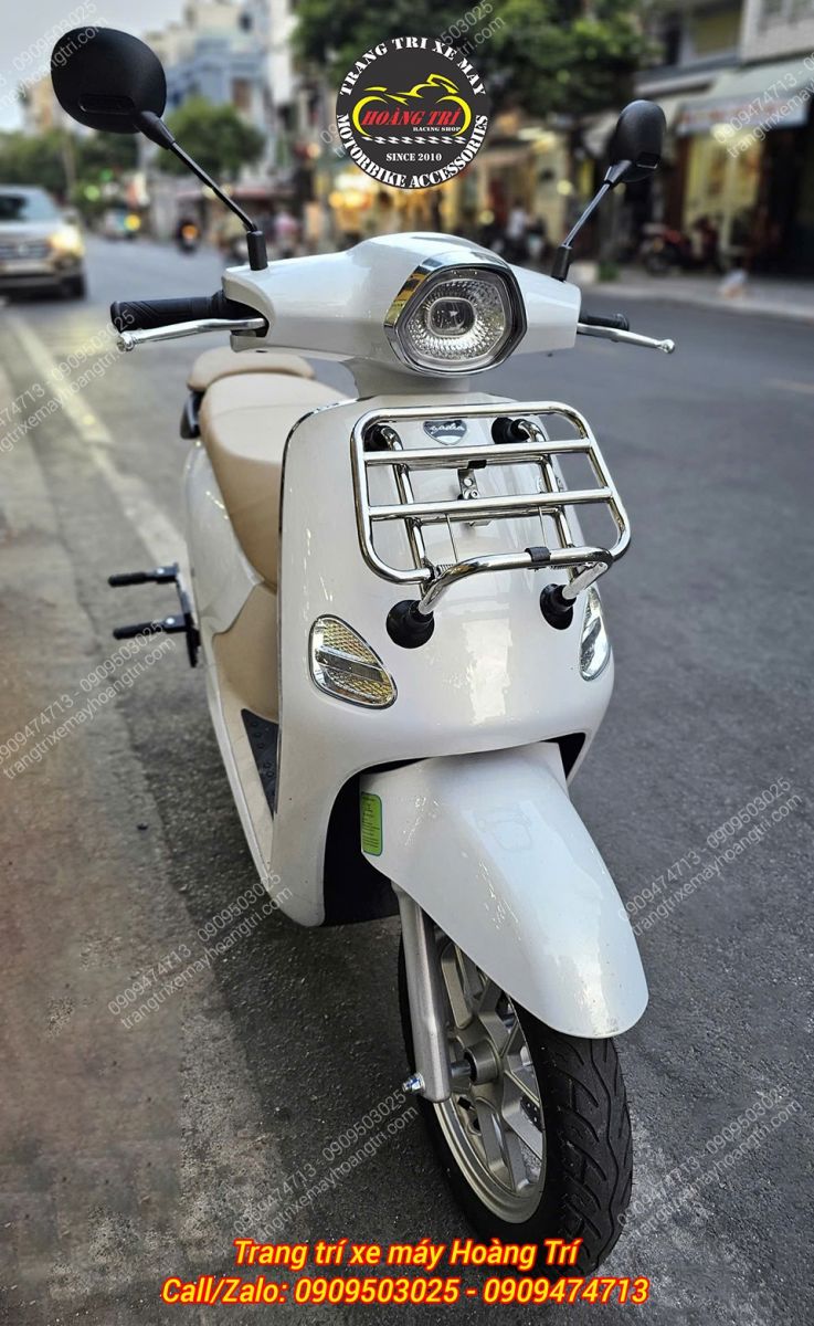 Góc nghiêng đầu xe Osta với baga trước nổi bật, tạo điểm nhấn và tăng độ cứng cáp