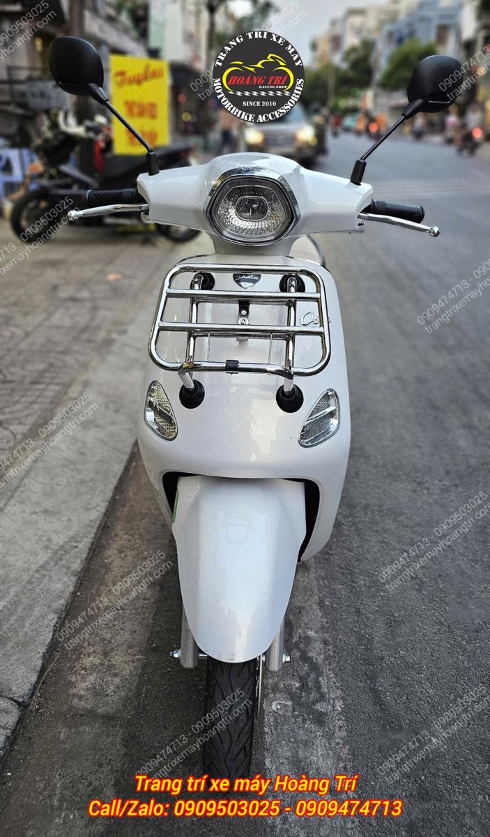 Góc trực diện Yadea Osta trang bị baga trước, phù hợp chở đồ nhẹ, nâng cao tiện ích