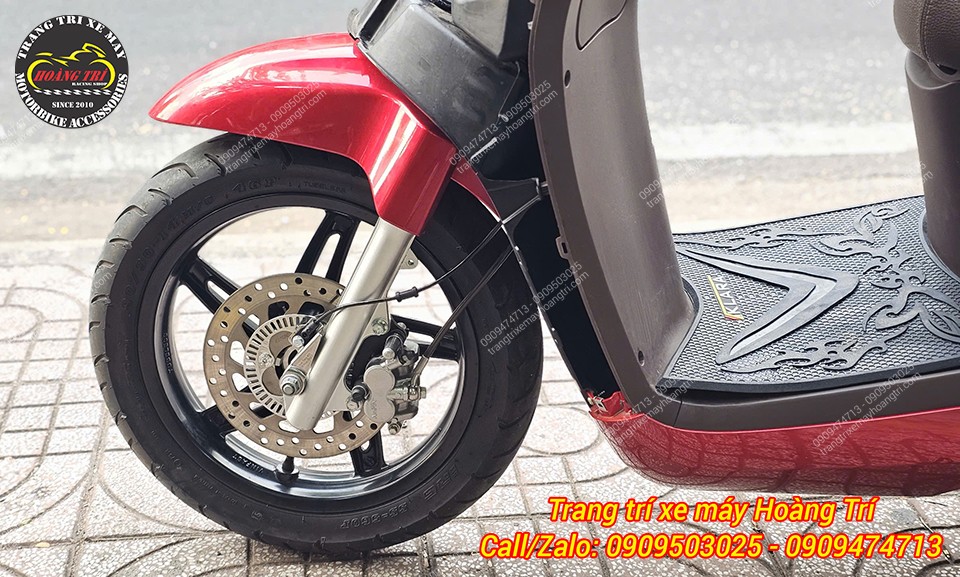 Bánh trước hoàn thiện với đĩa ABS, heo dầu và cảm biến giúp tăng độ an toàn vận hành