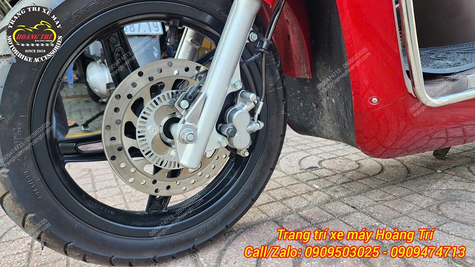 Cận cảnh hệ thống phanh trước ABS kênh trước với dây dẫn và cảm biến lắp đặt chắc chắn