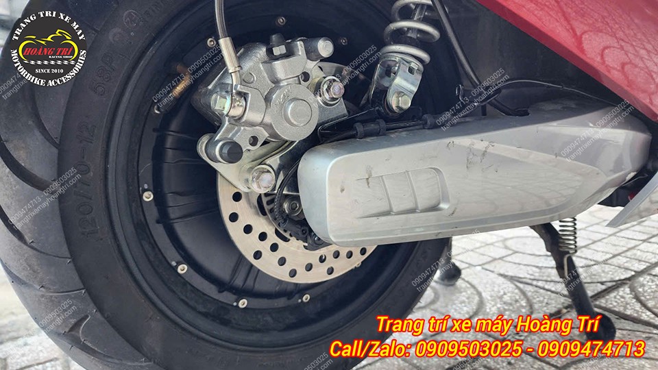 Chi tiết cụm phanh sau với đĩa ABS và heo dầu hoạt động đồng bộ, tăng độ an toàn
