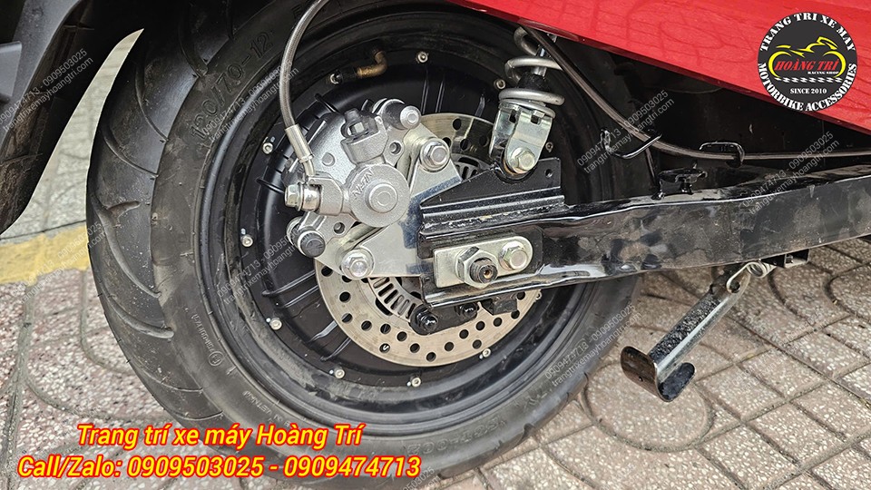 Góc nhìn bánh sau với hệ thống ABS đầy đủ, đảm bảo an toàn khi phanh gấp tốc độ cao