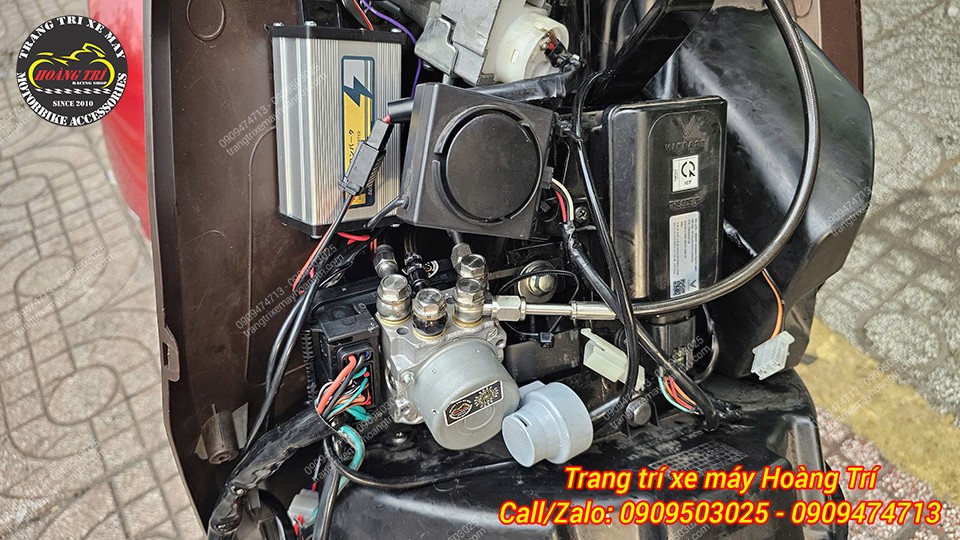 Cụm điều khiển ABS cùng hệ thống dây dầu sắp xếp gọn gàng, tối ưu không gian lắp đặt cho xe