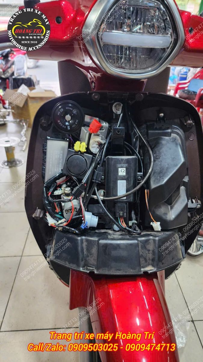 Khu vực đầu xe sau khi lắp hệ thống ABS cùng dây điện zin được bố trí gọn gàng