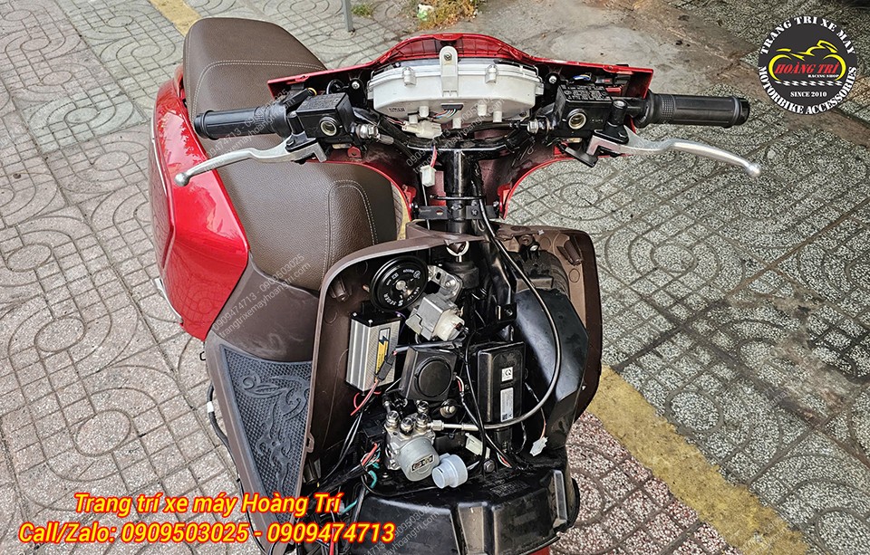 Góc nhìn từ trên xuống thấy rõ cụm ABS lắp hoàn chỉnh phía sau mặt nạ xe Klara