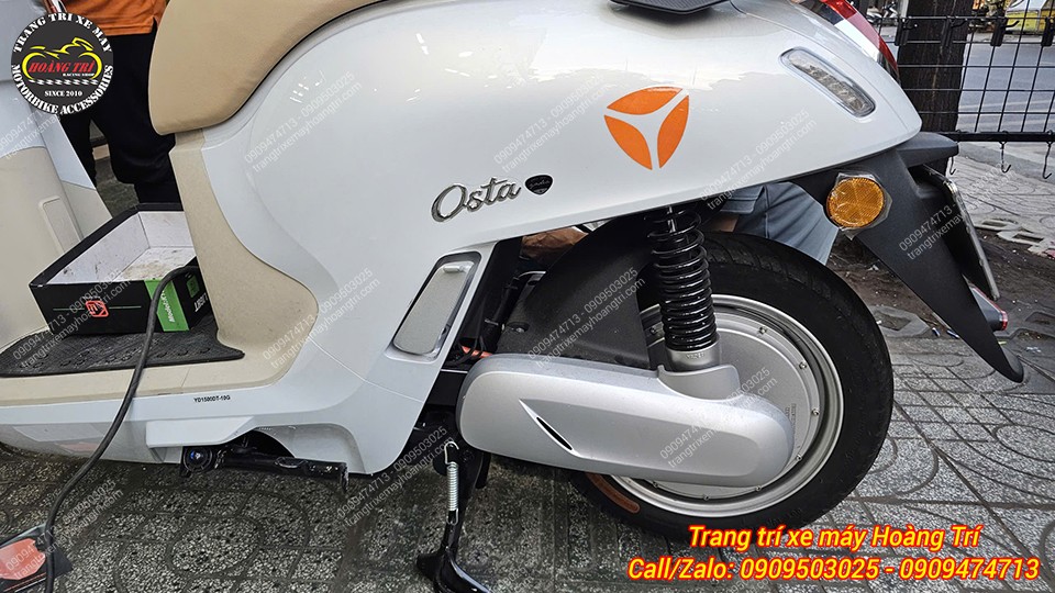 Cận cảnh vị trí gác chân zin Yadea Osta trước khi thay thế bằng gác chân phụ HTR