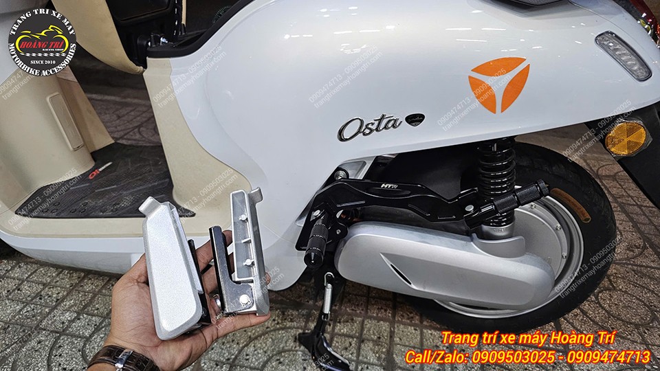 Trên tay gác chân zin Osta, trên xe đã lắp gác chân phụ HTR tiện dụng