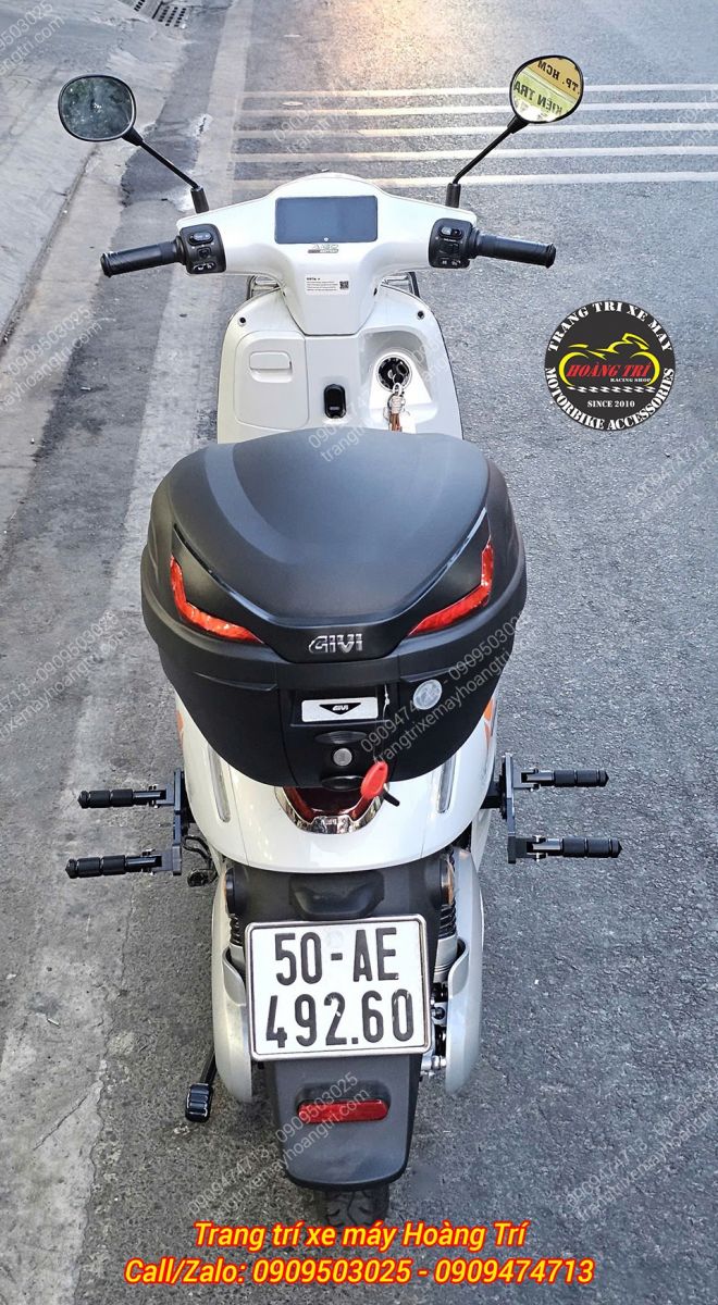 Góc chụp phía sau Osta với gác chân phụ và thùng Givi, tăng khả năng chở đồ