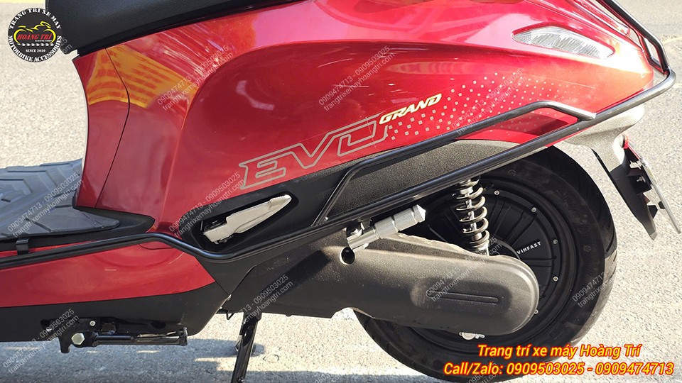 Gác chân phụ màu bạc được lắp thêm cho xe máy điện EVO GRAND
