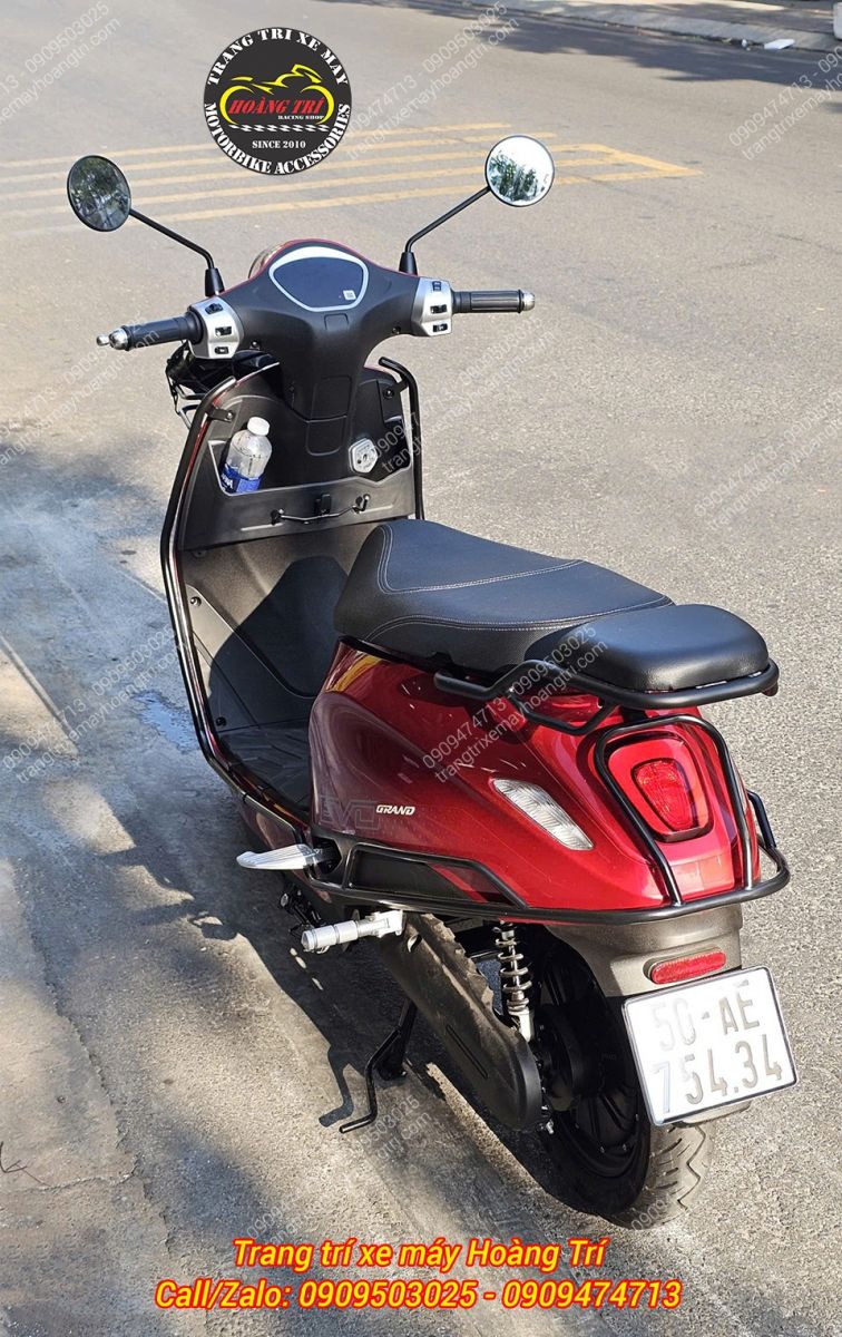 Gác chân phụ tạo thêm vị trí để chân thứ hai cho xe EVO GRAND