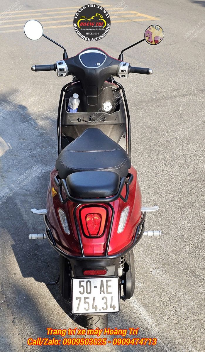 Góc nhìn phía sau cho thấy gác chân dài, dễ bật gập khi cần sử dụng