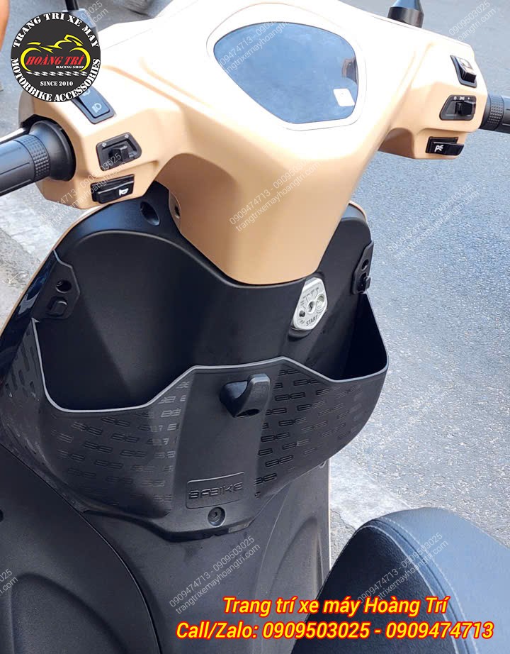 Góc nhìn tổng thể khu vực để đồ trước EVO Grand với hộc B-Factory mở rộng không gian chứa