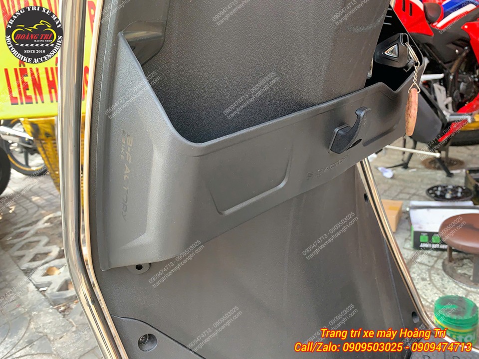 Góc nghiêng hộc B-Factory EVO Grand cho thấy thiết kế ôm sát thân xe, tăng tính thẩm mỹ