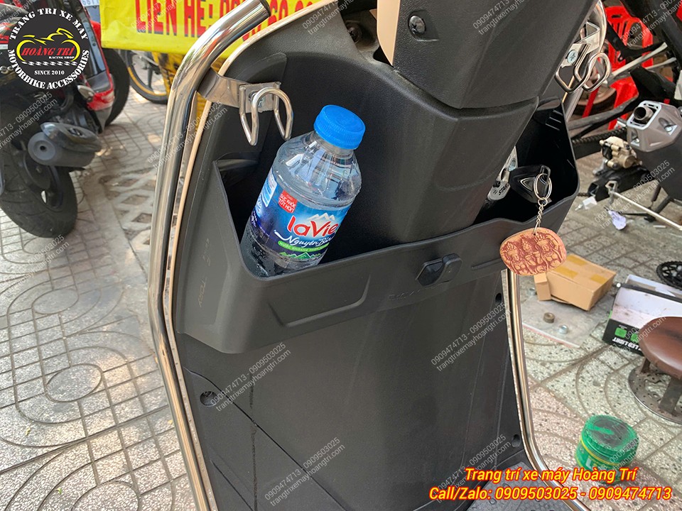 Thực tế sử dụng hộc B-Factory EVO Grand có thể đựng chai nước lớn, tiện lợi khi di chuyển ngoài đường