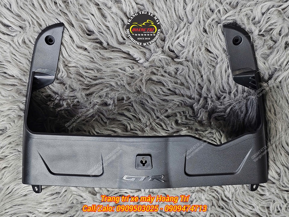 Mặt trước hộc đựng đồ LBS cho EVO với logo GTR tạo điểm nhấn, tăng tính thẩm mỹ tổng thể