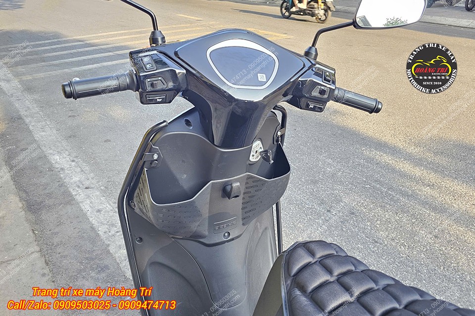 Góc nhìn tay lái cho thấy hộc chứa đồ phía trước lắp đặtgọn gàng, thuận tiện lấy đồ khi dừng xe