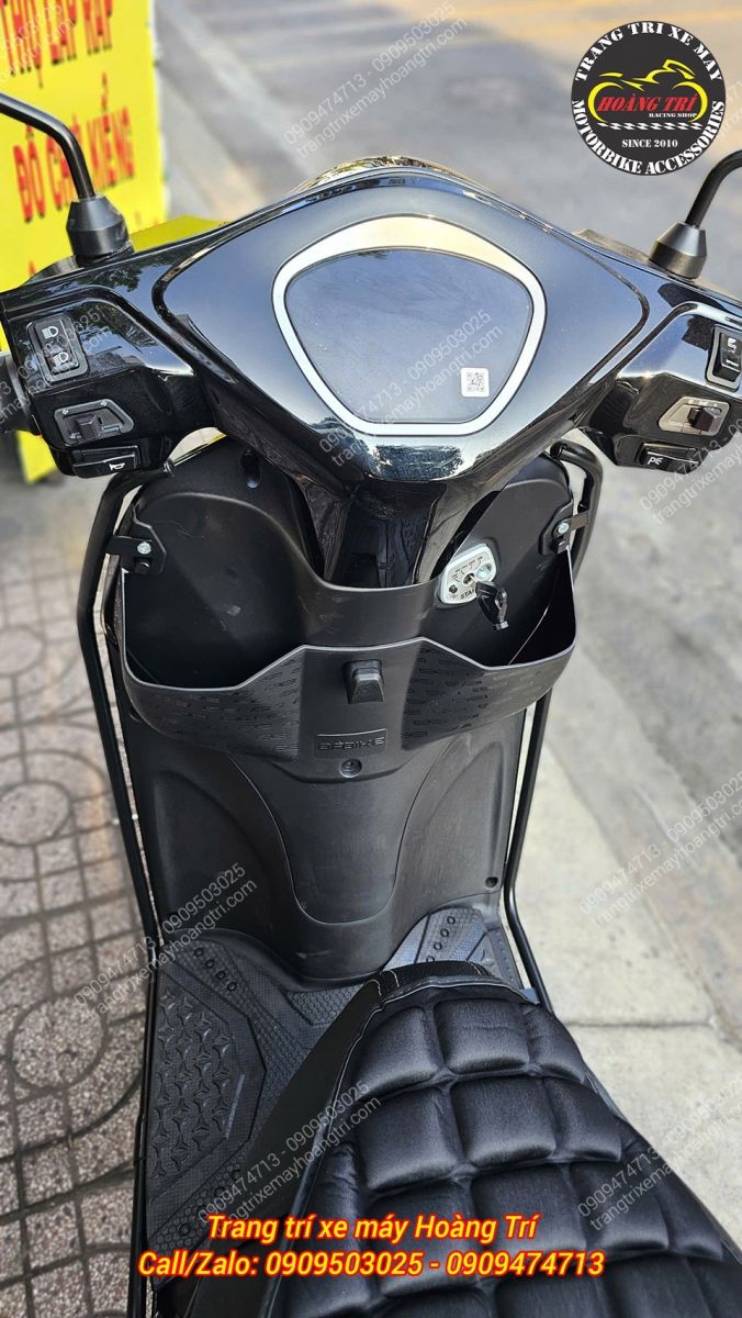 Khu vực hộc đựng đồ khá sâu và không ảnh hưởng đến móc treo zin trên xe Vinfast Feliz