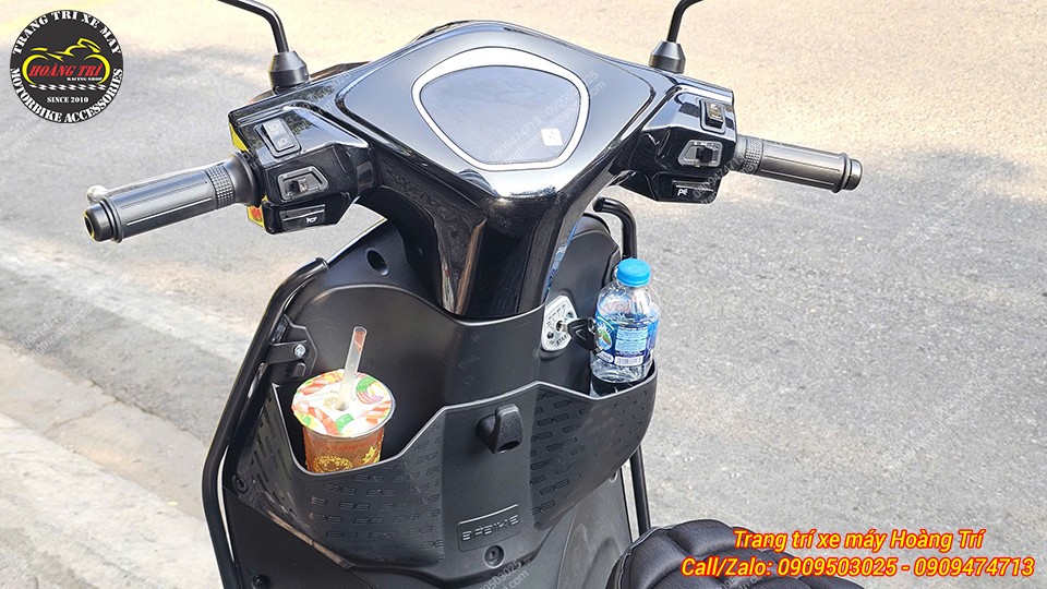 Hộc chứa đồ phía trước dễ dàng đựng nước uống và vật dụng nhỏ, phù hợp nhu cầu sử dụng hằng ngày