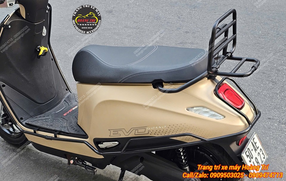 Khung bảo vệ đen ôm gọn thân xe Evo Grand, tăng độ cứng và hạn chế trầy xước hiệu quả