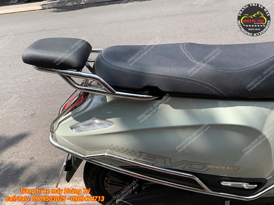 Cận cảnh khung bảo vệ Evo Grand ôm sát thân xe, inox sáng bóng và chắc chắn