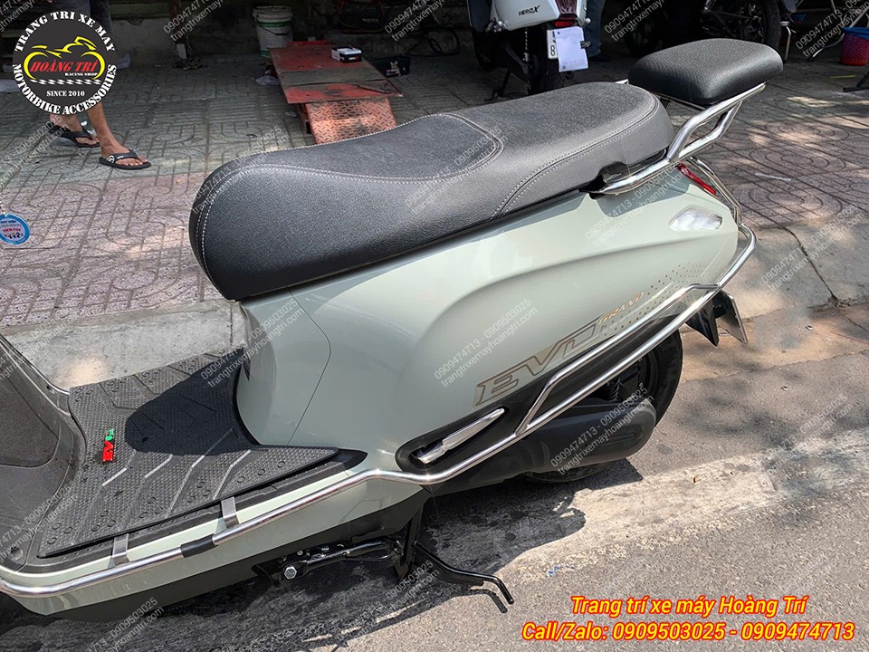 Góc nghiêng đuôi Evo Grand với khung bảo vệ kết hợp baga sau tiện dụng