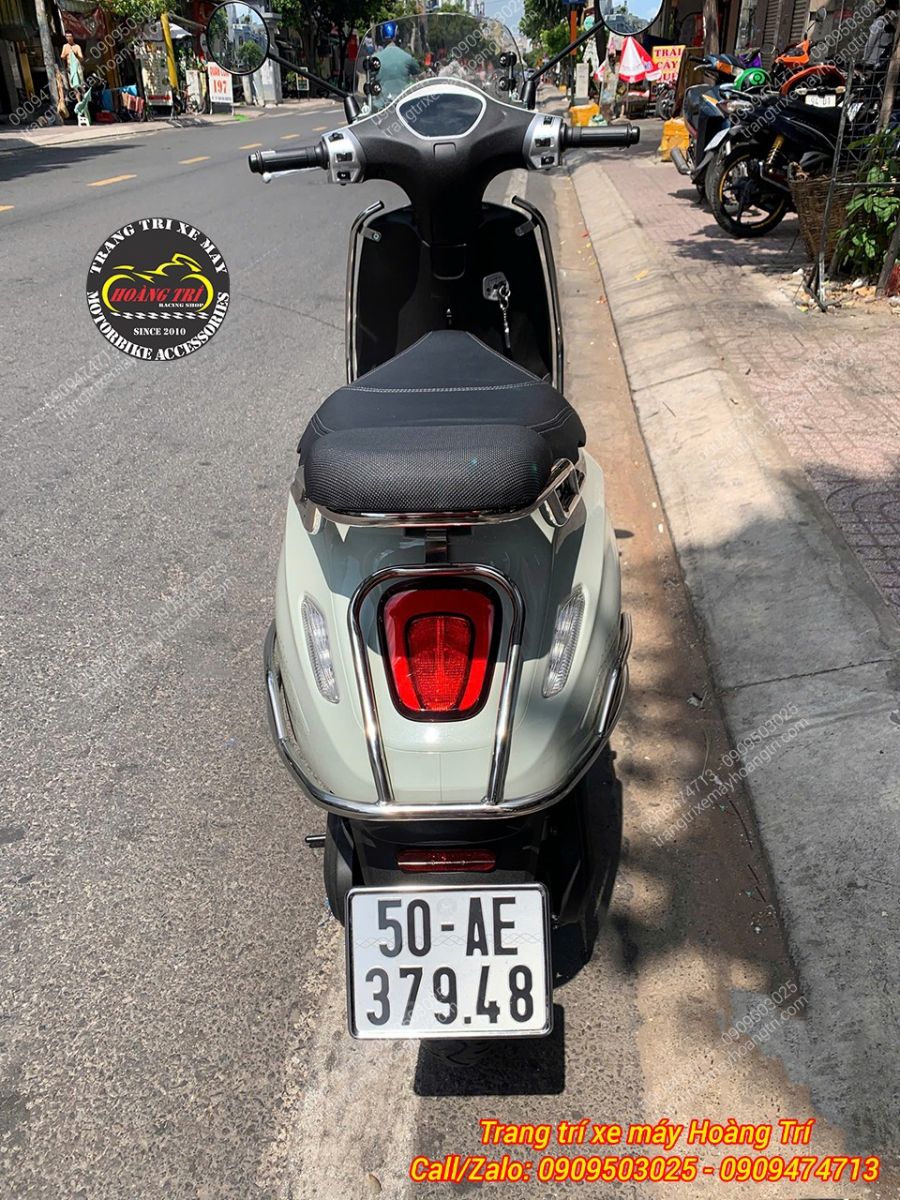 Góc nhìn phía sau Evo Grand cho thấy khung bảo vệ kéo dài xuống đèn hậu