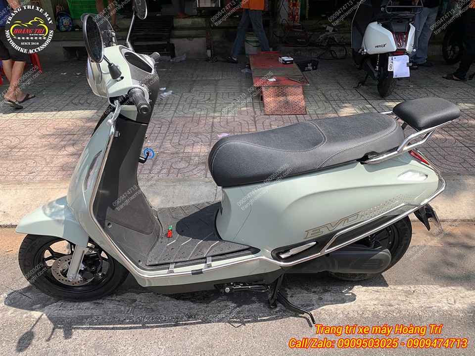 Góc toàn cảnh bên trái Evo Grand với khung inox bao quanh, tăng tính thẩm mỹ