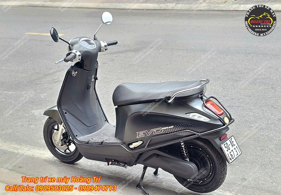 Tổng thể Evo Grand màu đen lắp khung bảo vệ trông cứng cáp rõ rệt
