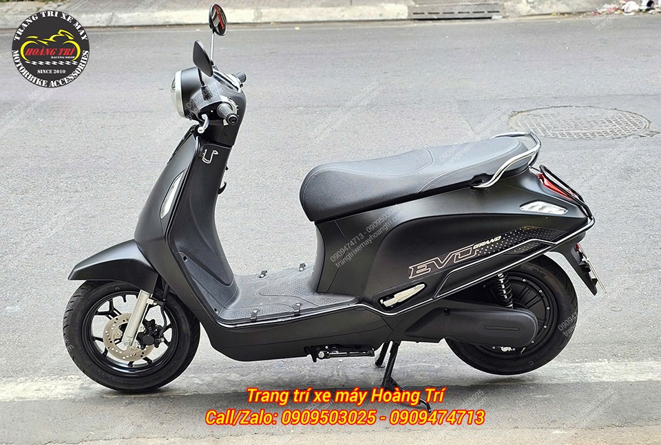 Góc ngang Evo Grand cho thấy bộ khung giữ cho xe đẹp hơn và trang trí hiệu quả
