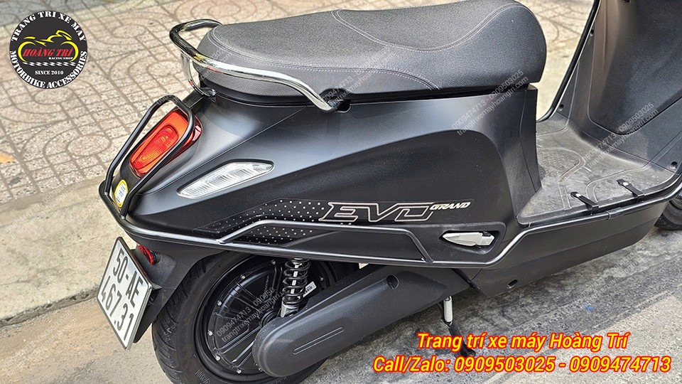Khung bảo vệ hai bên hông sau Evo Grand giúp hạn chế trầy xước tốt