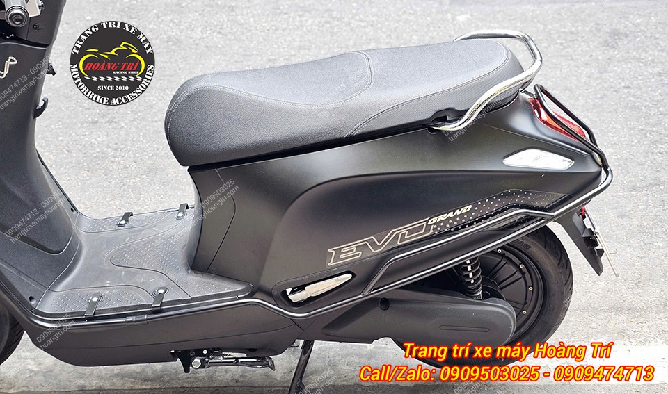 Evo Grand màu đen lắp khung bảo vệ tạo tổng thể mạnh mẽ, đồng bộ