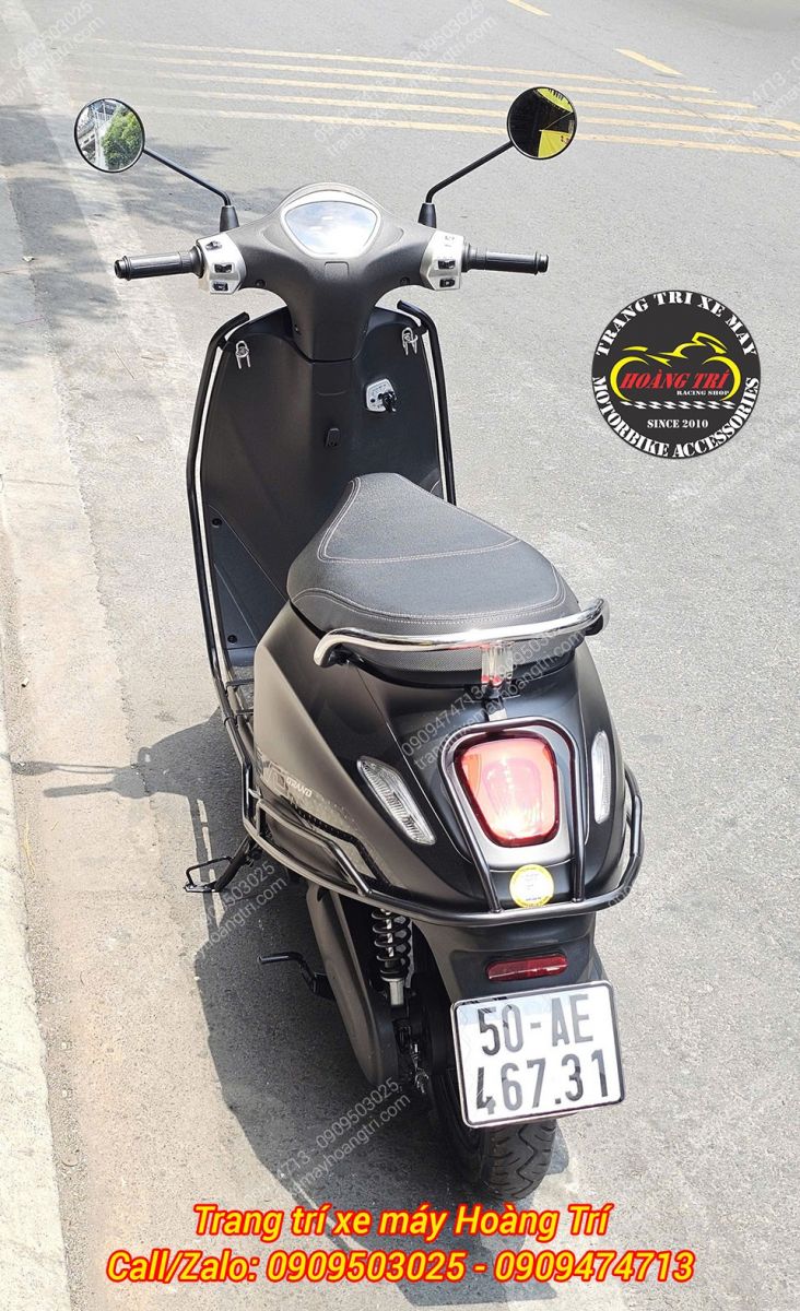 Góc sau Evo Grand màu đen với khung bảo vệ nhìn gọn gàng hơn