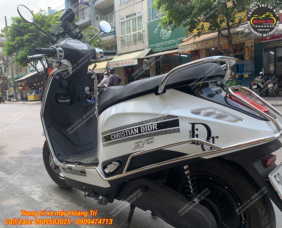 Góc nghiêng EVO Max gắn khung inox sáng, vừa bảo vệ xe vừa tăng thẩm mỹ tổng thể