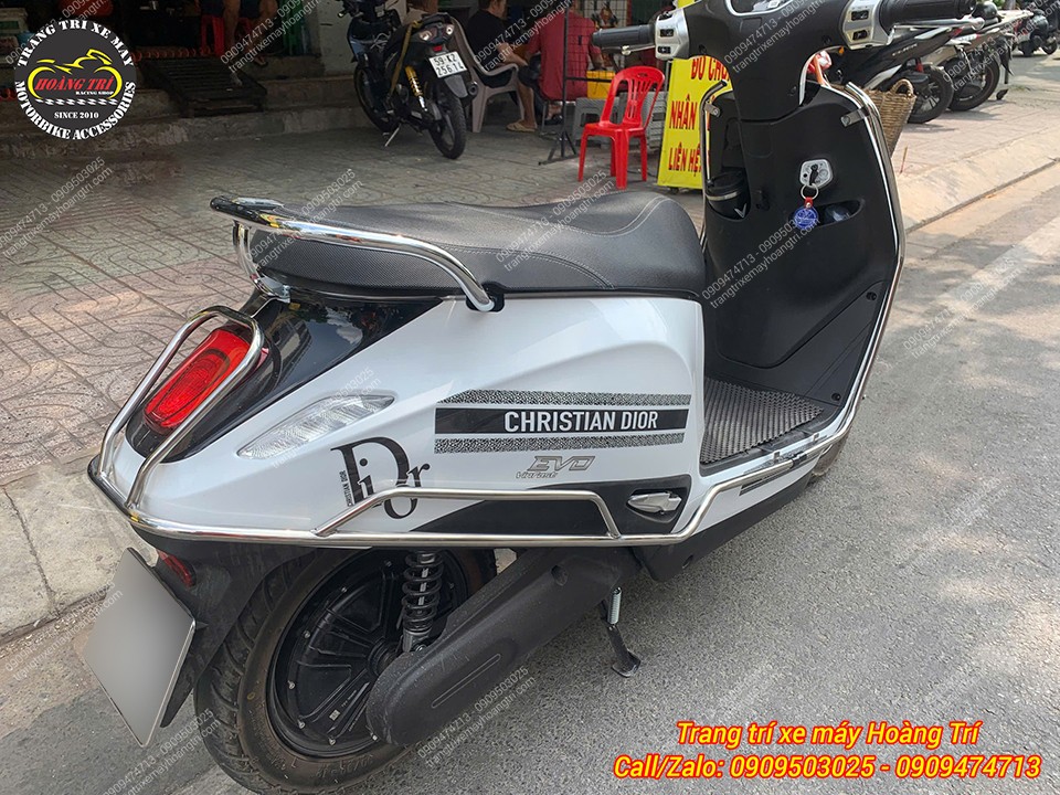 Góc sau EVO Max với khung inox bảo vệ, ôm sát thân xe, hạn chế trầy xước