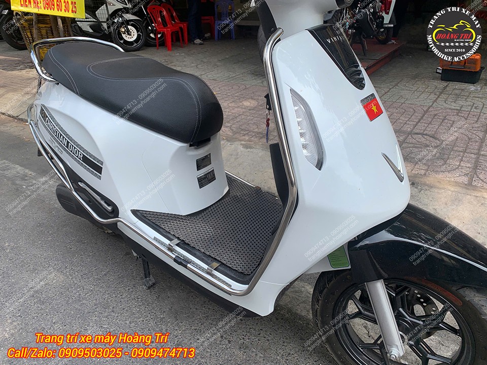 Tổng thể bên hông EVO Max trang bị khung inox, tăng tiện dụng và điểm nhấn sang trọng