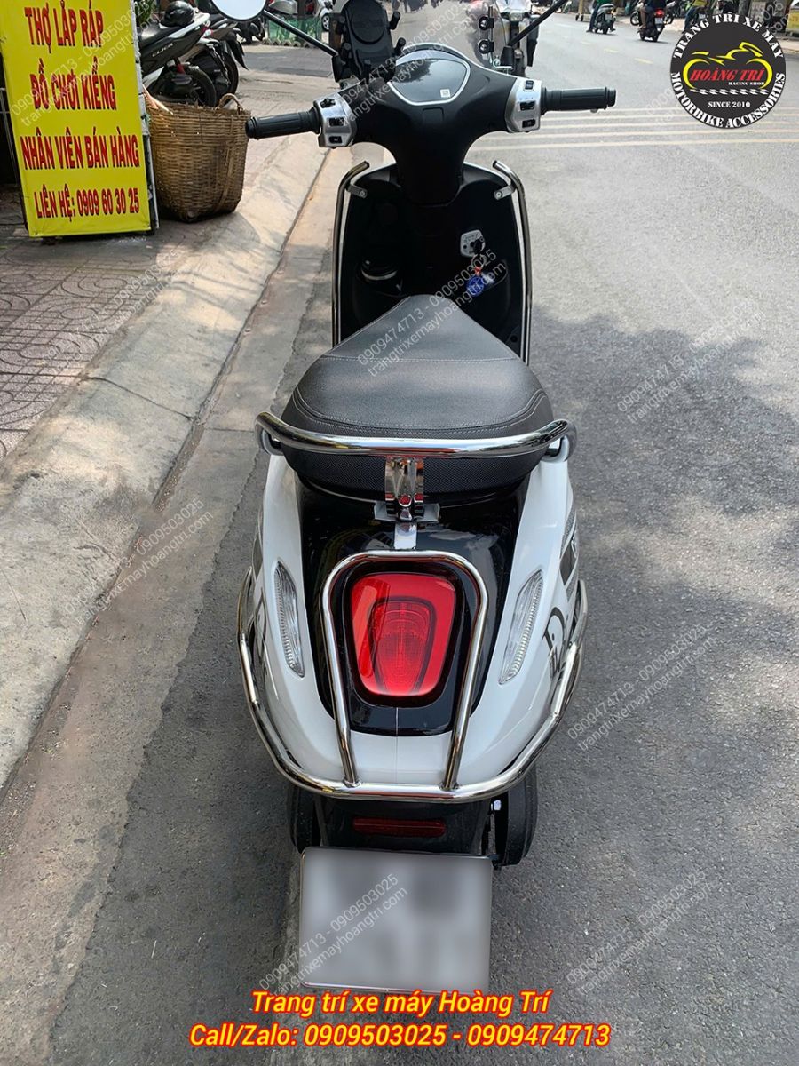 Góc nhìn phía sau EVO Max, khung inox kết hợp baga tạo tổng thể chắc chắn