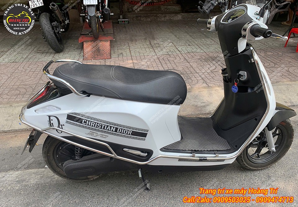 Khung bảo vệ kéo dài xuống đèn hậu, giúp bảo vệ đèn và hạn chế trầy xước hiệu quả