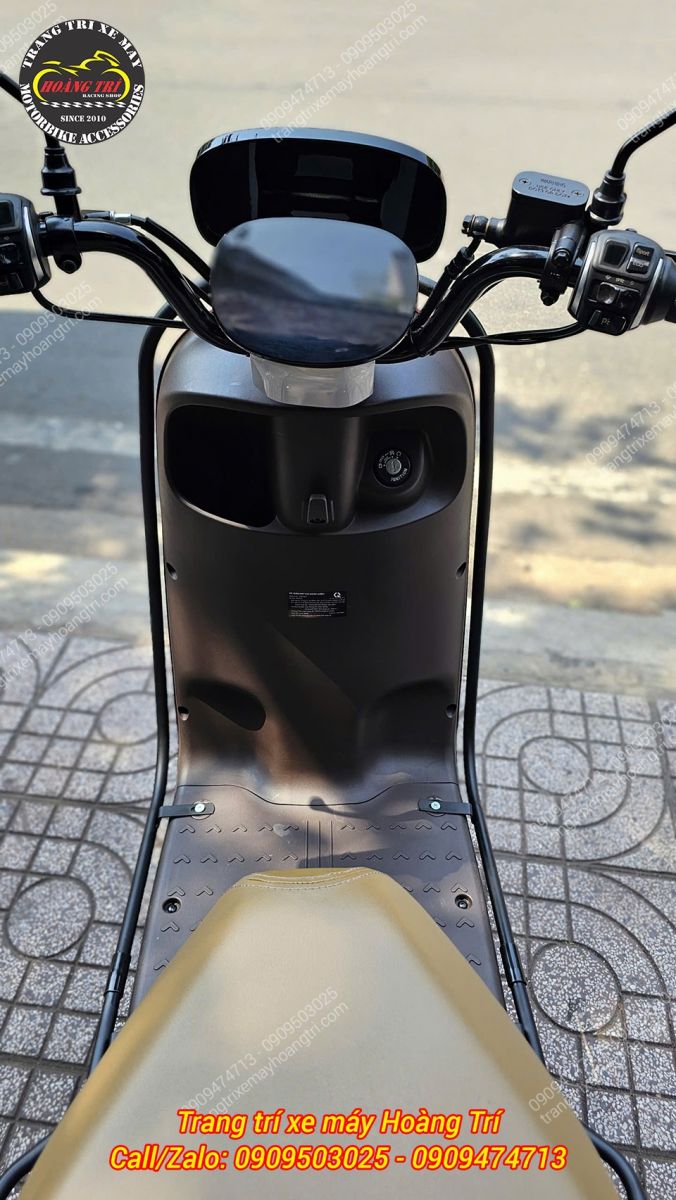 Góc nhìn sau tay lái cho thấy khung bảo vệ Motio ôm sát sườn xe chắc chắn