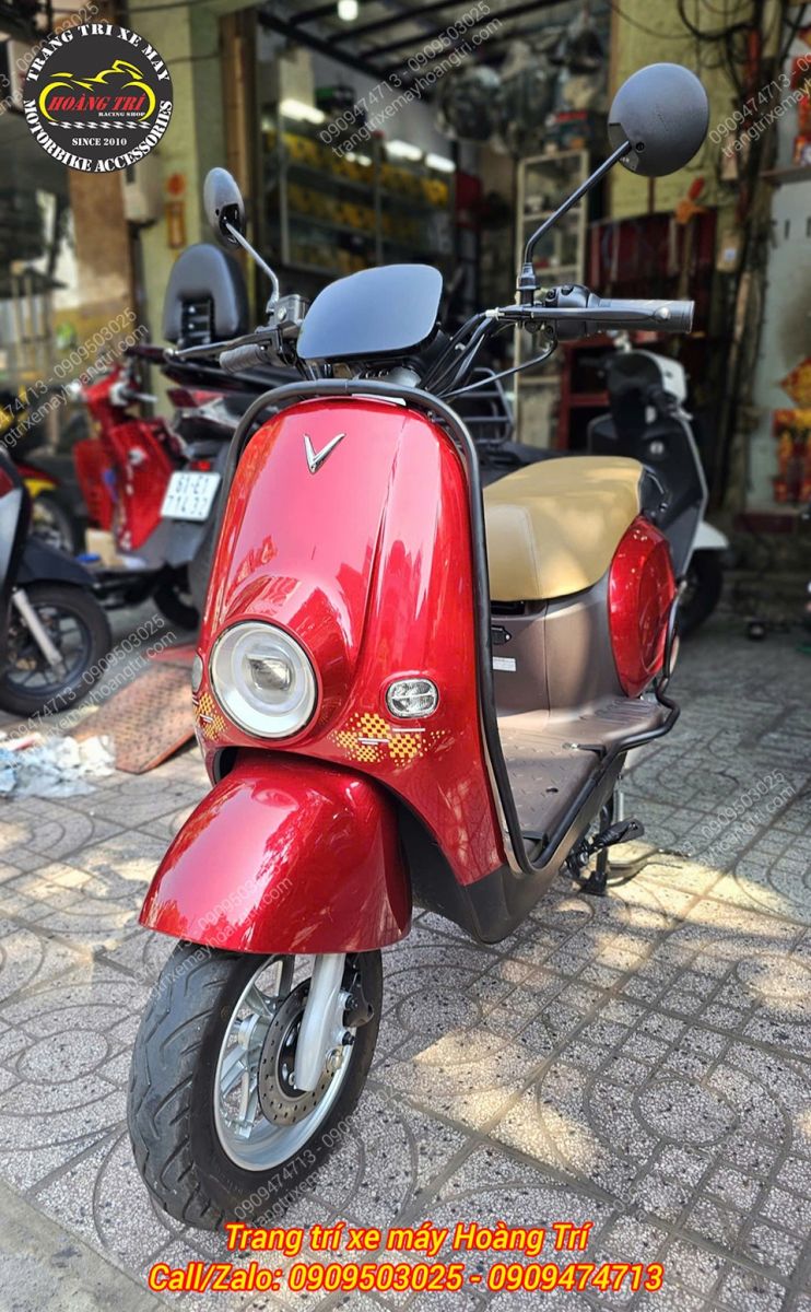 Tổng thể Motio đỏ kết hợp khung bảo vệ giúp xe cứng cáp hơn