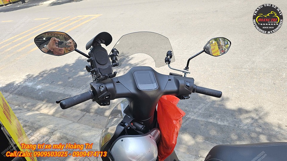 Góc nhìn từ người lái với kính chắn gió Quantum S đen mờ không che tầm quan sát