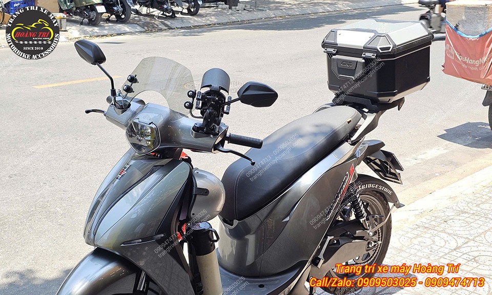 Tổng thể Datbike Quantum S gắn kính chắn gió kết hợp thùng sau tạo phong cách thể thao hơn