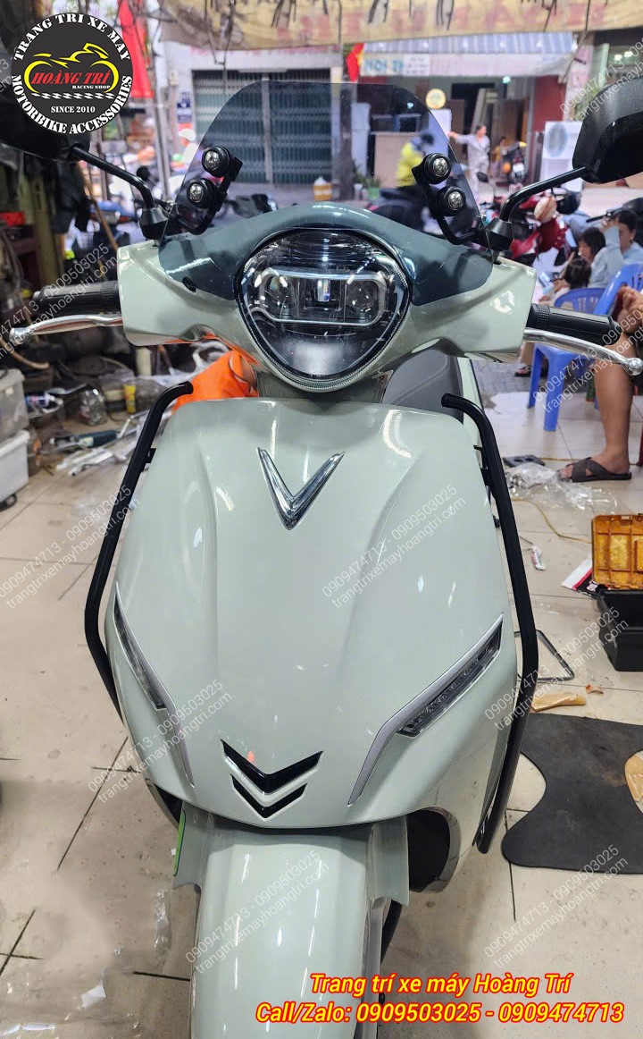 Tổng thể đầu xe Feliz lắp kính chắn gió tại vị trí chân kính mang đến diện mạo mới nổi bật