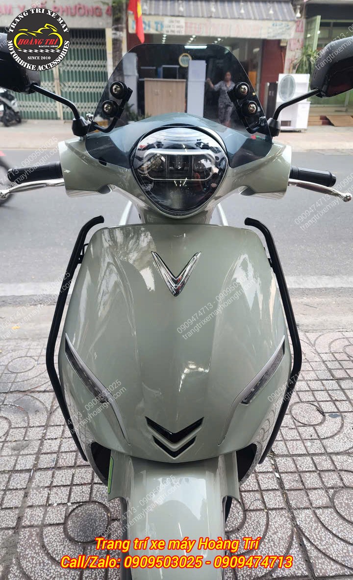 Góc nhìn trực diện Vinfast Feliz với kính chắn gió kết hợp cùng khung bảo vệ đã được trang bị cho xe