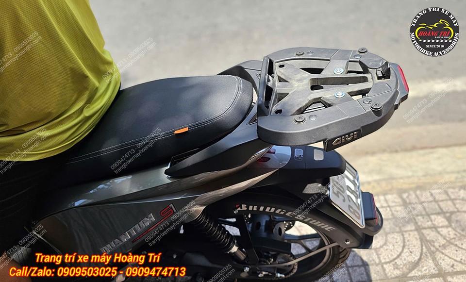 Cận cảnh đế thùng Givi lắp trên baga nhôm đúc Datbike Quantum, đảm bảo chắc chắn ổn định