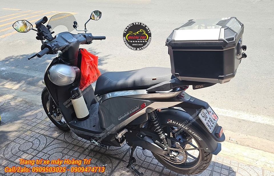 Datbike Quantum gắn thùng Givi U37A Plus chính hãng, tăng khả năng chứa đồ tiện lợi