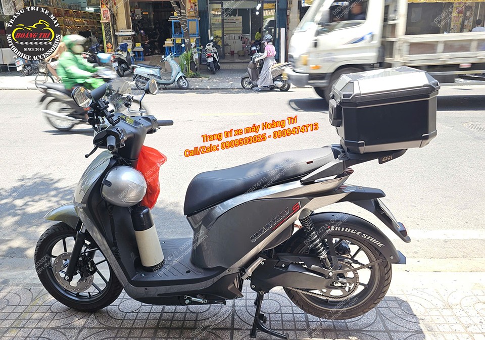 Góc nghiêng Datbike Quantum với thùng Givi U37A Plus tạo điểm nhấn tăng tiện ích cho xe