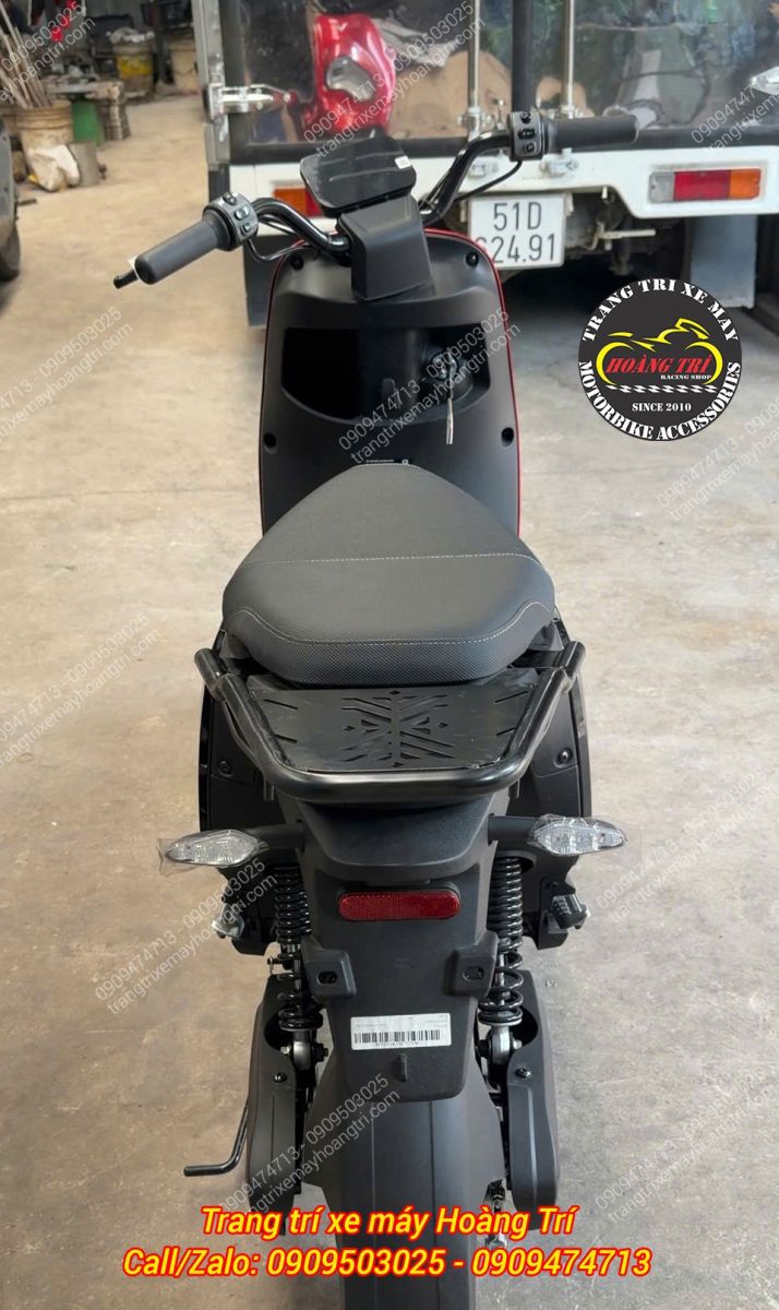 Góc nhìn từ trên xuống cho thấy baga sau Flazz lắp thử, form chuẩn và chắc chắn