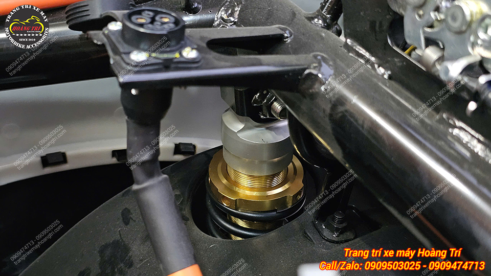 Cận cảnh đầu phuộc YSS E-Series gắn Evo Grand, gia công chắc chắn, lắp chuẩn zin